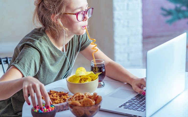 7 Kebiasaan Sehari-hari yang Bisa Merusak Gusi Tanpa Disadari