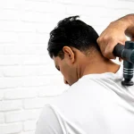 10 Langkah Aman Saat Memijat Bahu Sendiri di Rumah