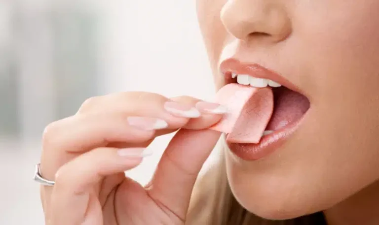 5 Tips Merawat Rahang Saat Sering Mengunyah Permen Karet