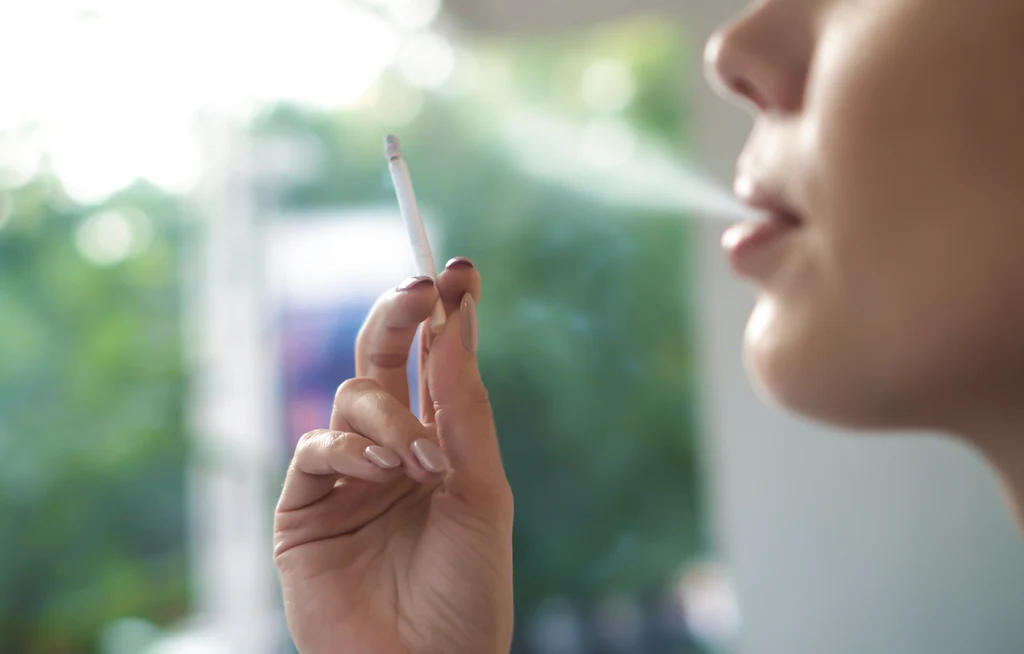 7 Tips Menjaga Kesehatan Bibir untuk Perokok Aktif