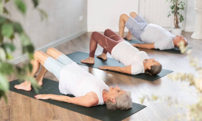 7 Cara Merawat Tulang Belakang untuk Lansia